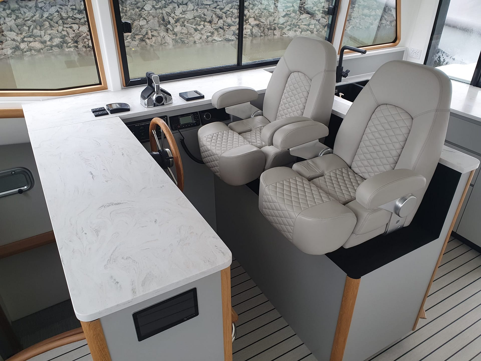 Helm seats with lifting bolster